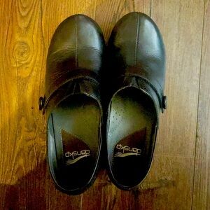 Dansko Womens Clogs Size 37 Black Leather Comfort Button Trim Chunky